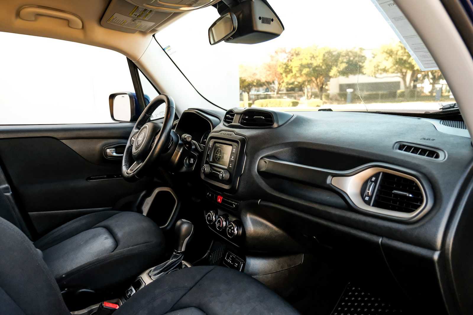 Used 2017 Jeep Renegade Latitude w/ Cold Weather Group image 11