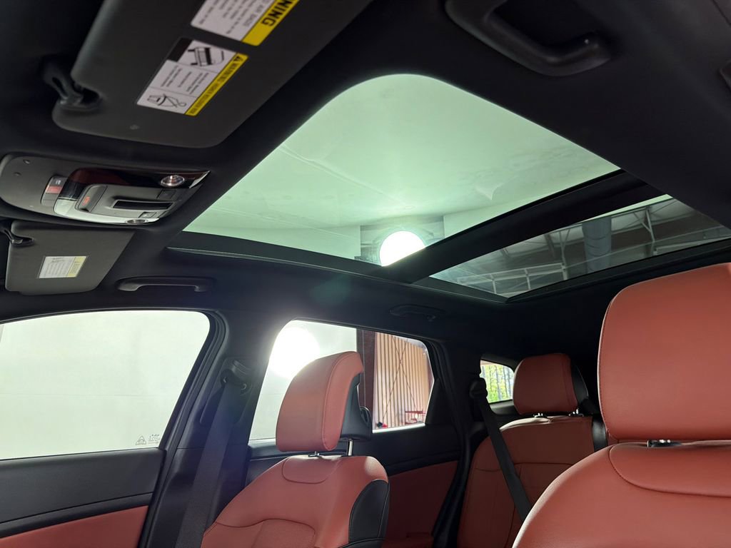 Used 2025 Kia Sportage SX Prestige image 2