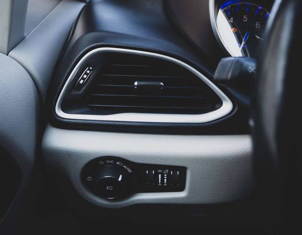 Used 2019 Chrysler Pacifica Touring-L image 10