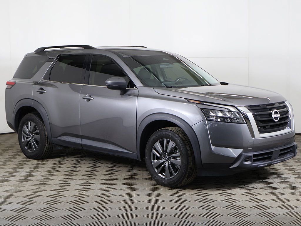 Used 2023 Nissan Pathfinder SV image 2