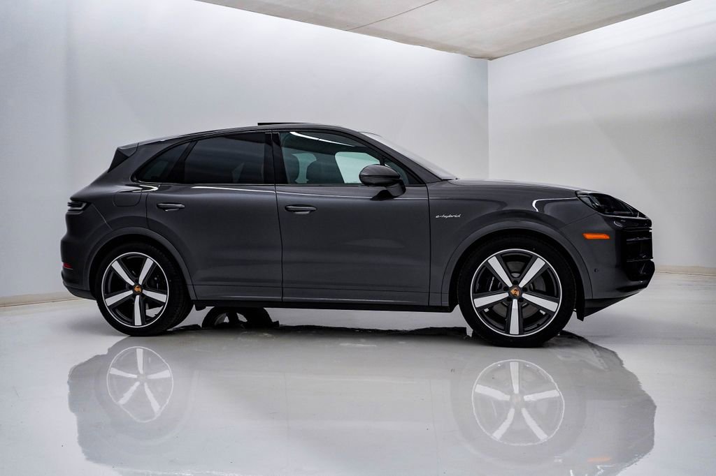 Certified 2025 Porsche Cayenne E-Hybrid AWD/4WD image 9
