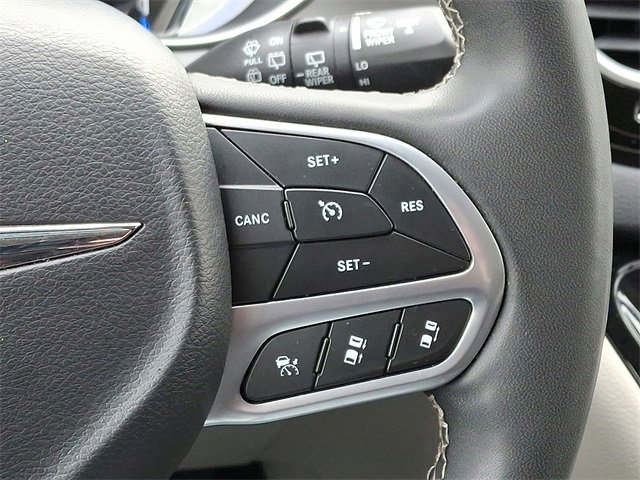 Used 2023 Chrysler Pacifica Touring-L image 22