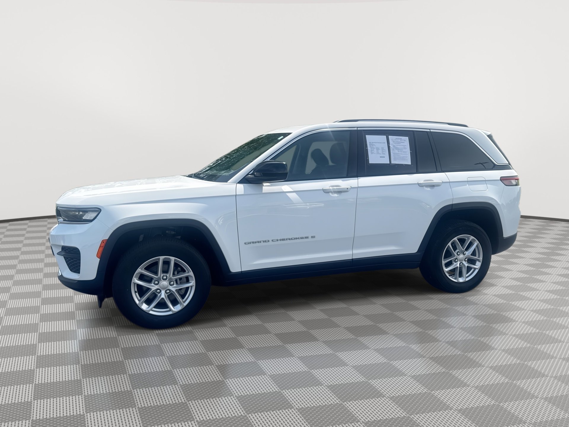 Used 2023 Jeep Grand Cherokee Laredo w/ Luxury Tech Group I AWD/4WD image 1