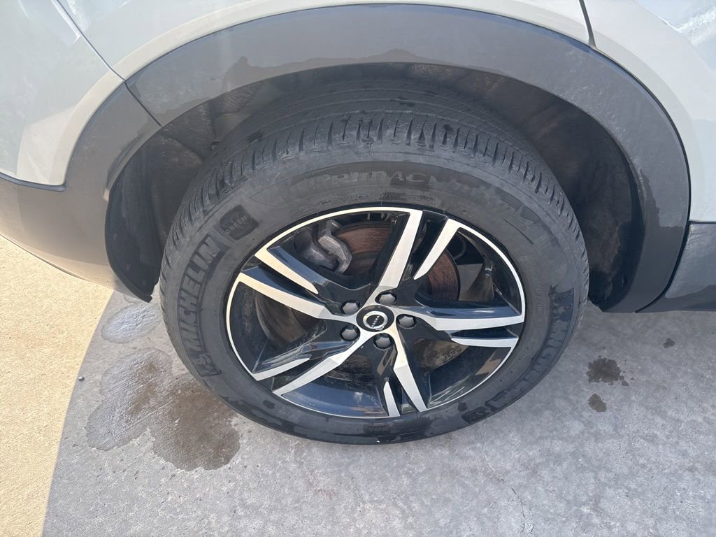 Used 2025 Volvo XC40 B5 Core image 14