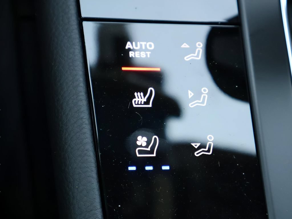 Certified 2025 Porsche Macan Turbo AWD/4WD image 25