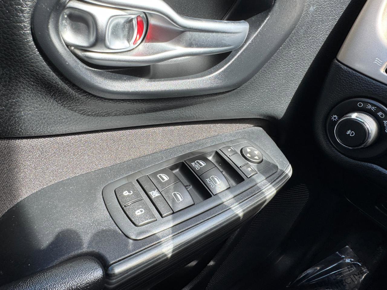 Used 2015 Jeep Cherokee Latitude image 25