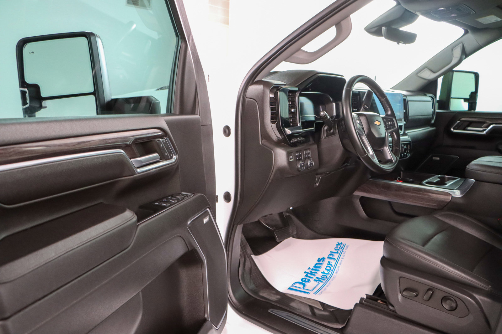 Used 2024 Chevrolet Silverado 2500 LTZ w/ LTZ Plus Package image 3