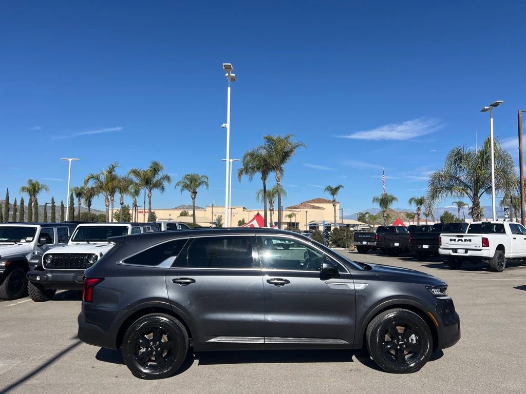 Used 2022 Kia Sorento LX image 9