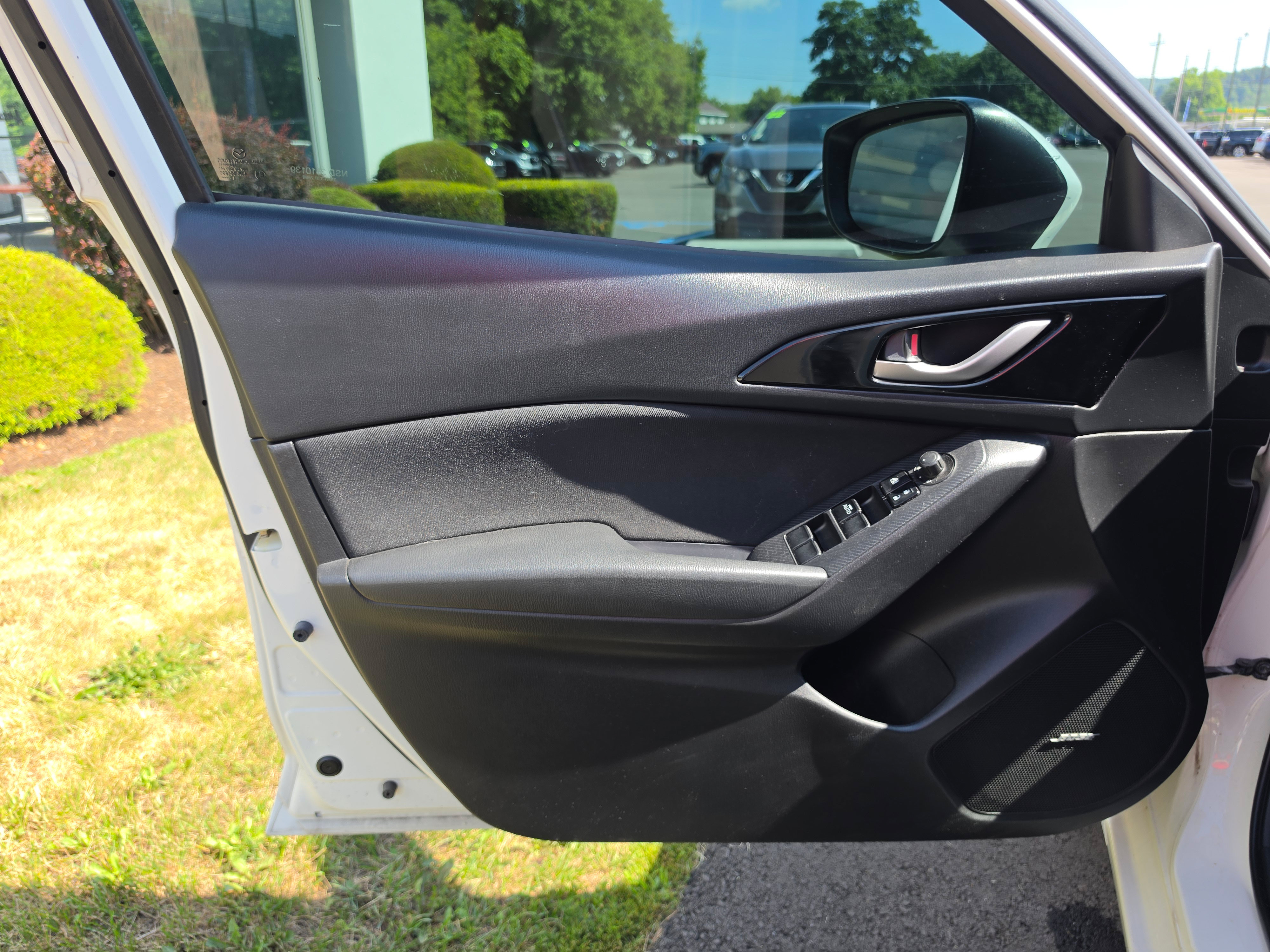 Used 2015 MAZDA MAZDA3 i Touring w/ Technology Package FWD image 16