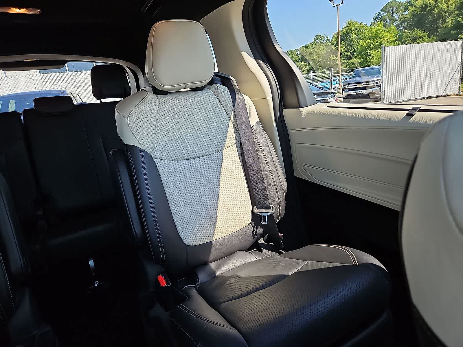 Used 2025 Toyota Sienna Platinum AWD/4WD image 15