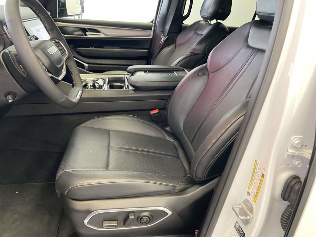 Used 2025 Jeep Wagoneer L Series II AWD/4WD image 15