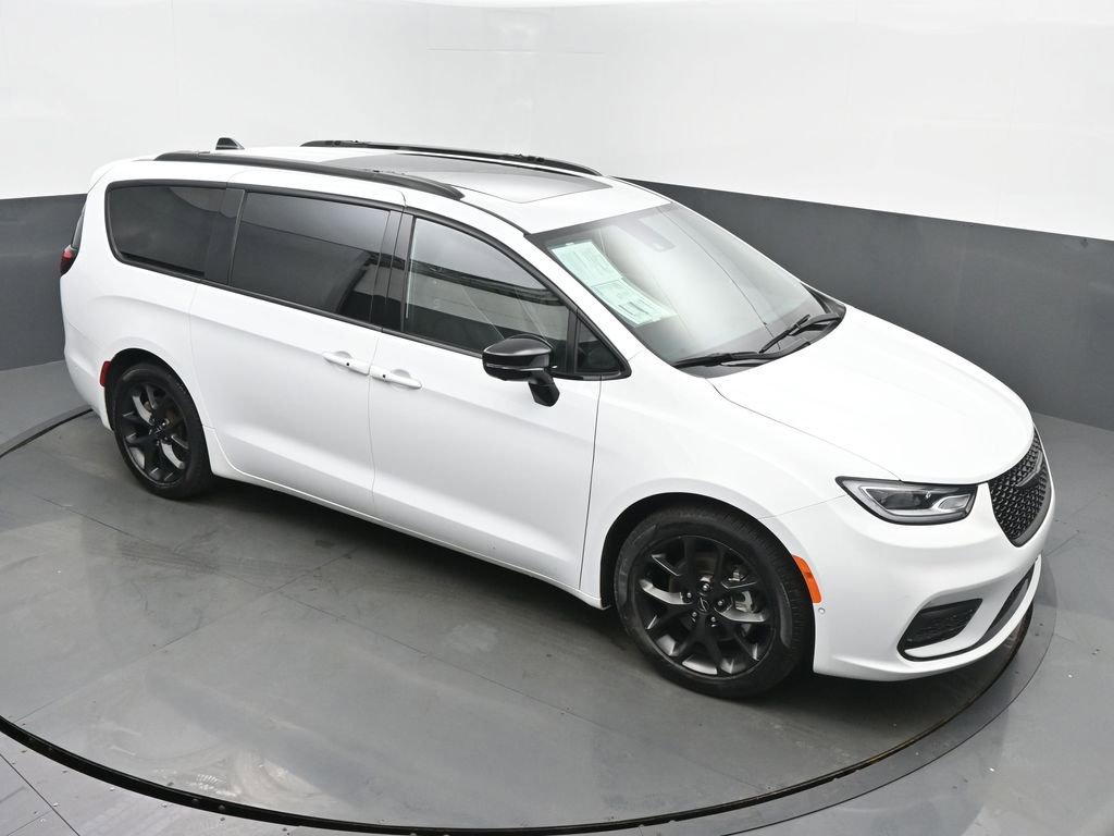 Used 2025 Chrysler Pacifica Limited image 42