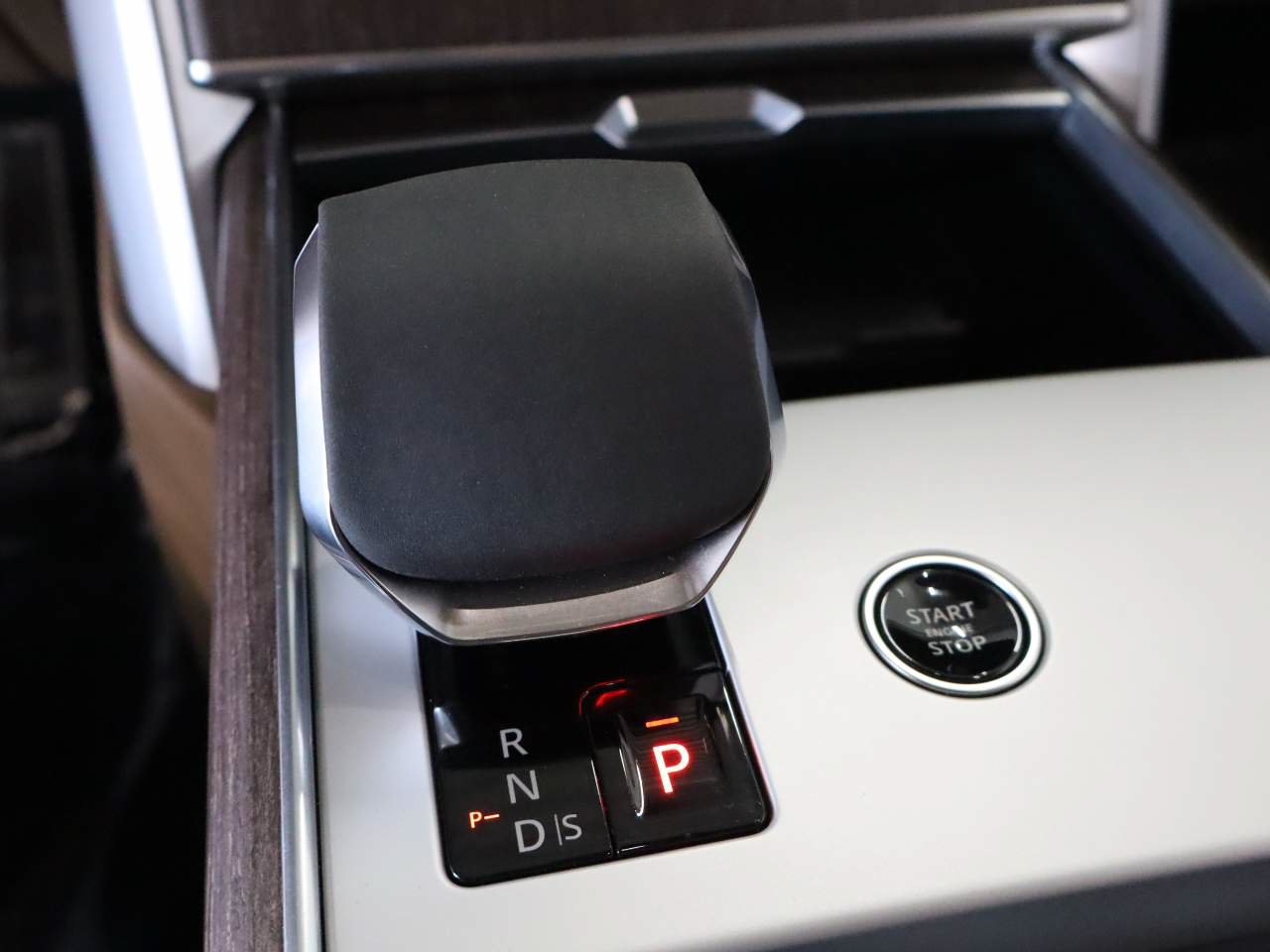 Used 2024 Land Rover Range Rover SE AWD/4WD image 9