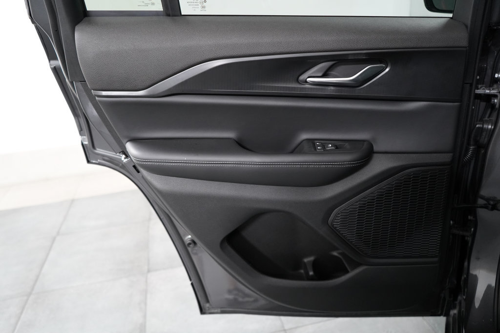 Used 2025 Jeep Grand Cherokee Laredo X AWD/4WD image 17