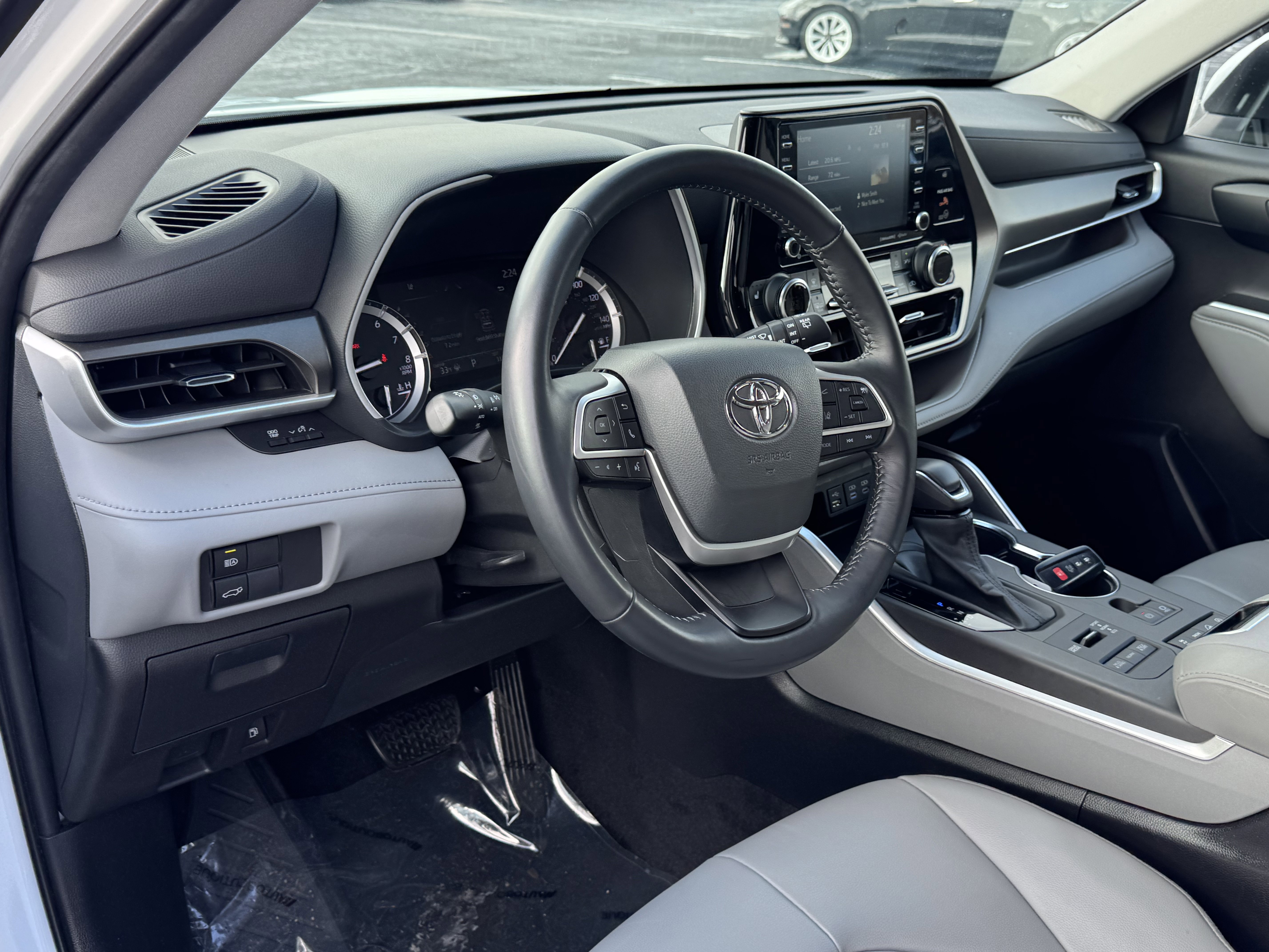 Used 2022 Toyota Highlander XLE image 9