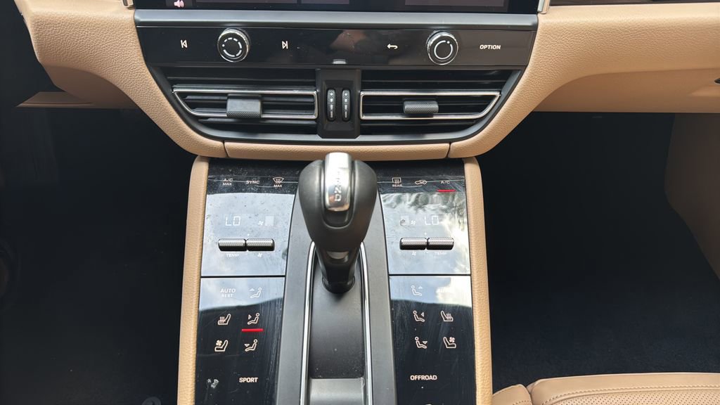 Certified 2023 Porsche Macan w/ Premium Package Plus image 13