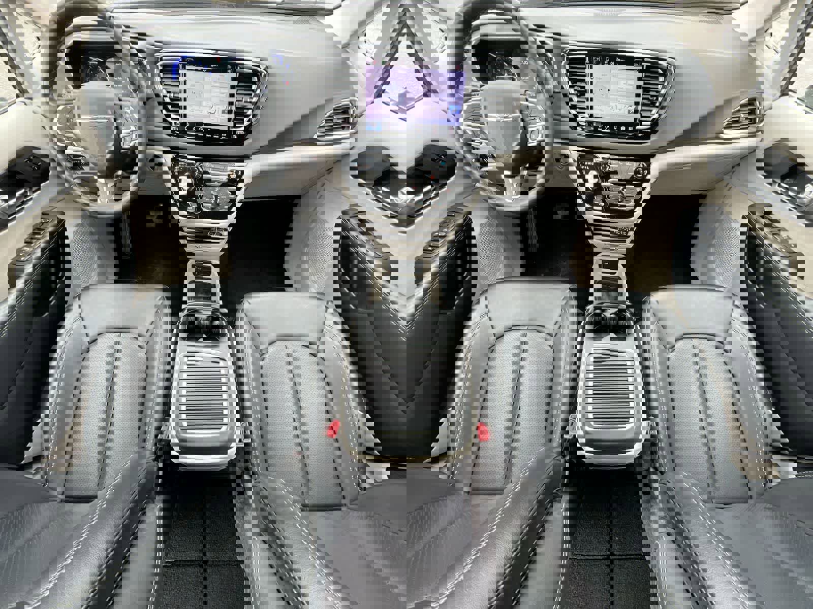 Used 2023 Chrysler Pacifica Touring-L image 15