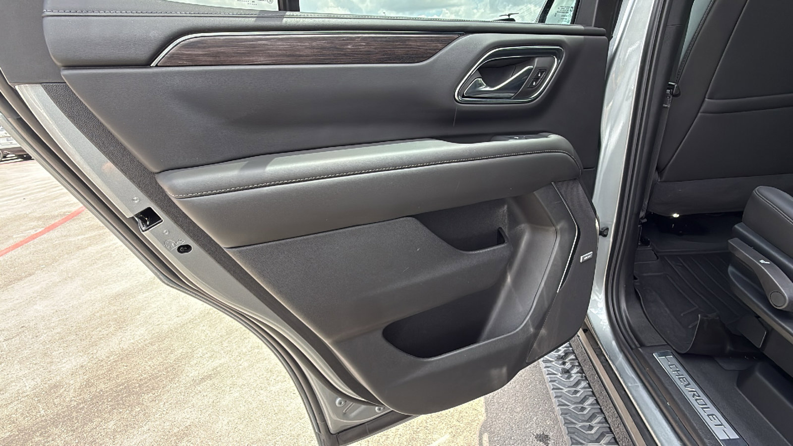 Used 2024 Chevrolet Tahoe Z71 w/ Luxury Package AWD/4WD image 16