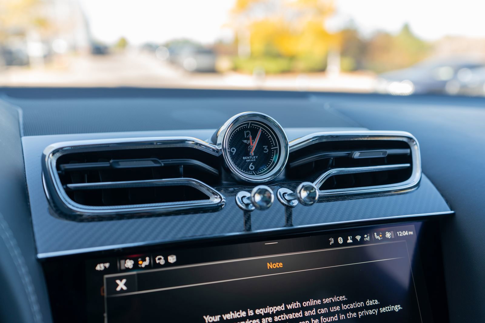 Used 2025 Bentley Bentayga image 25