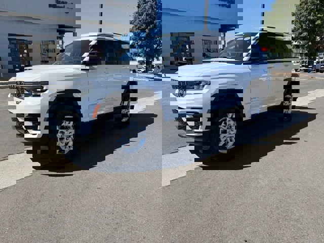 New 2025 Jeep Grand Cherokee Laredo w/ Trailer Tow Package image 2