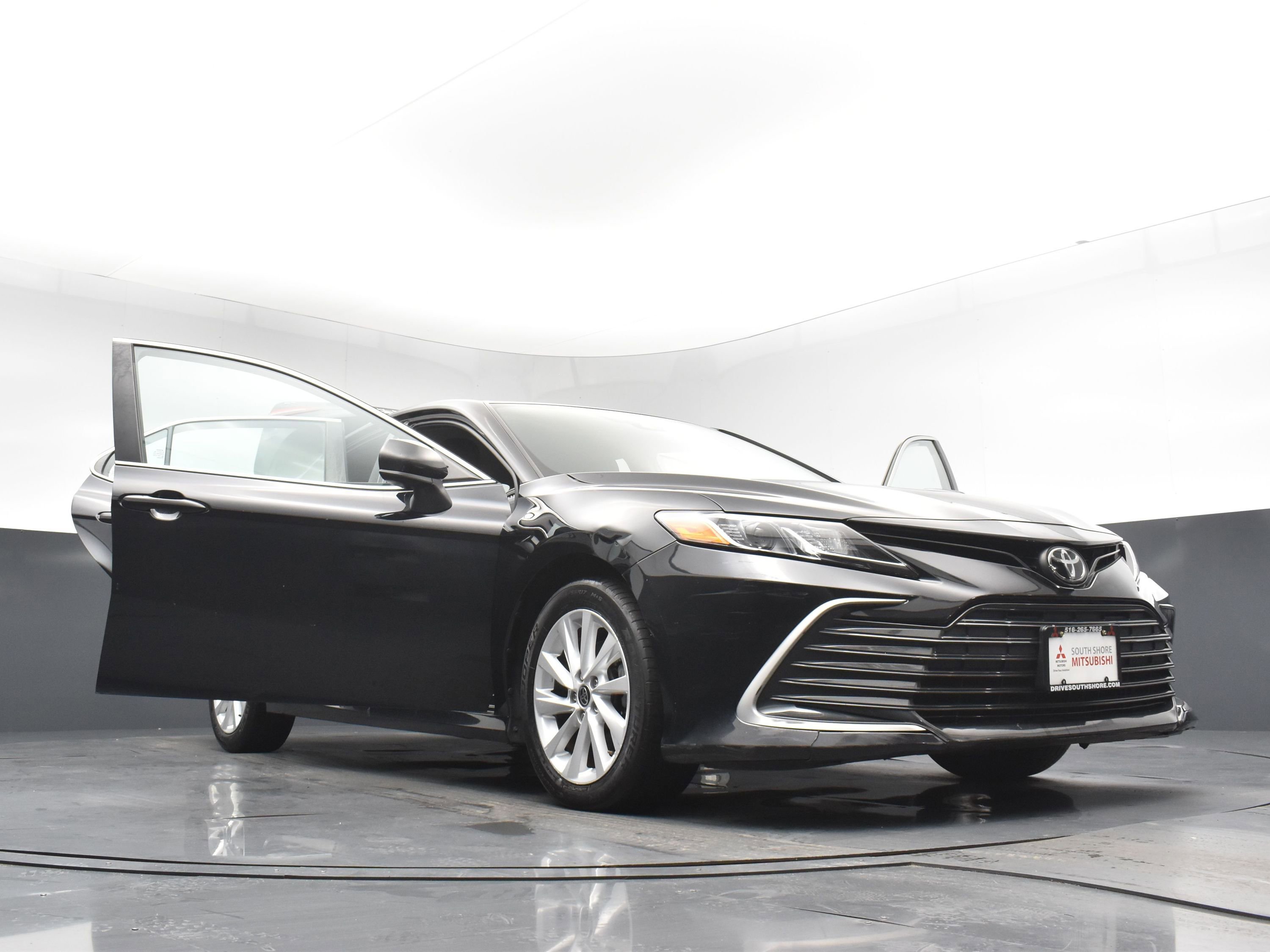 Used 2021 Toyota Camry LE FWD image 33