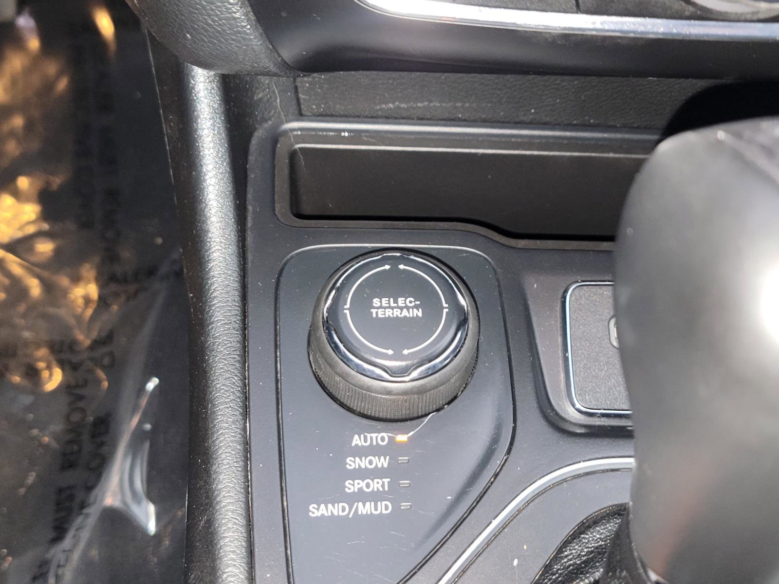 Used 2022 Jeep Cherokee Latitude Lux w/ Mopar Interior Package AWD/4WD image 25