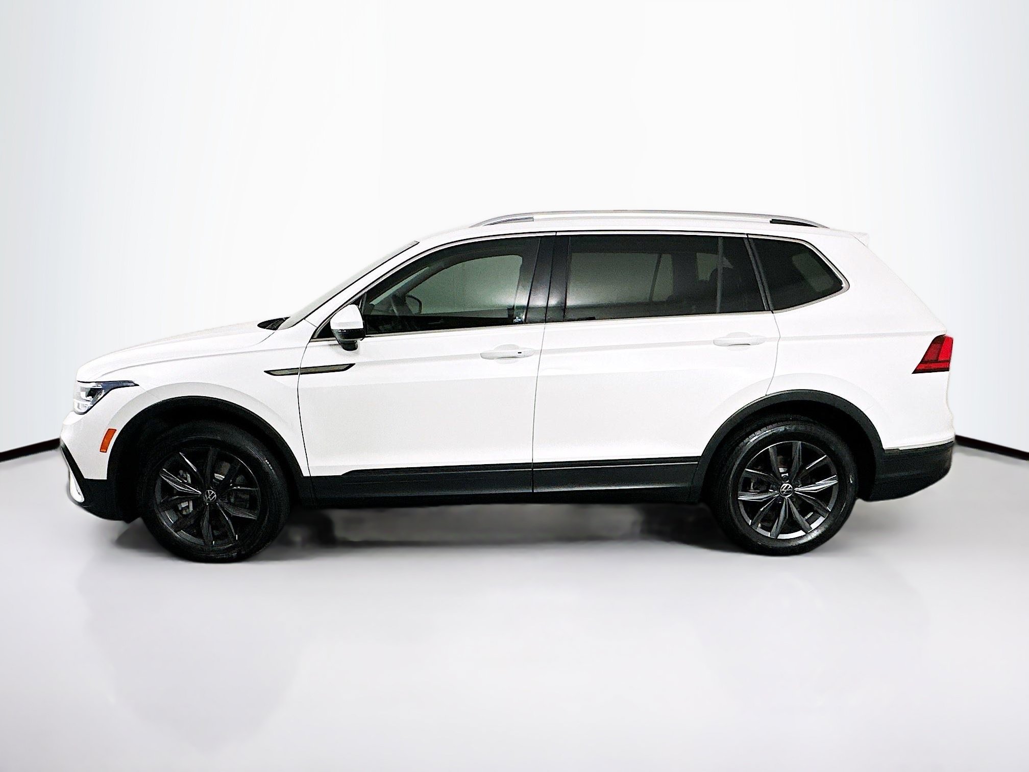 Used 2023 Volkswagen Tiguan SE FWD image 4