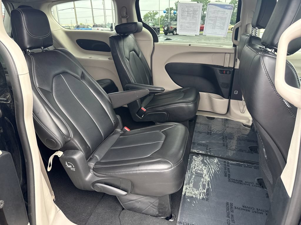 Used 2024 Chrysler Pacifica Touring-L FWD image 21