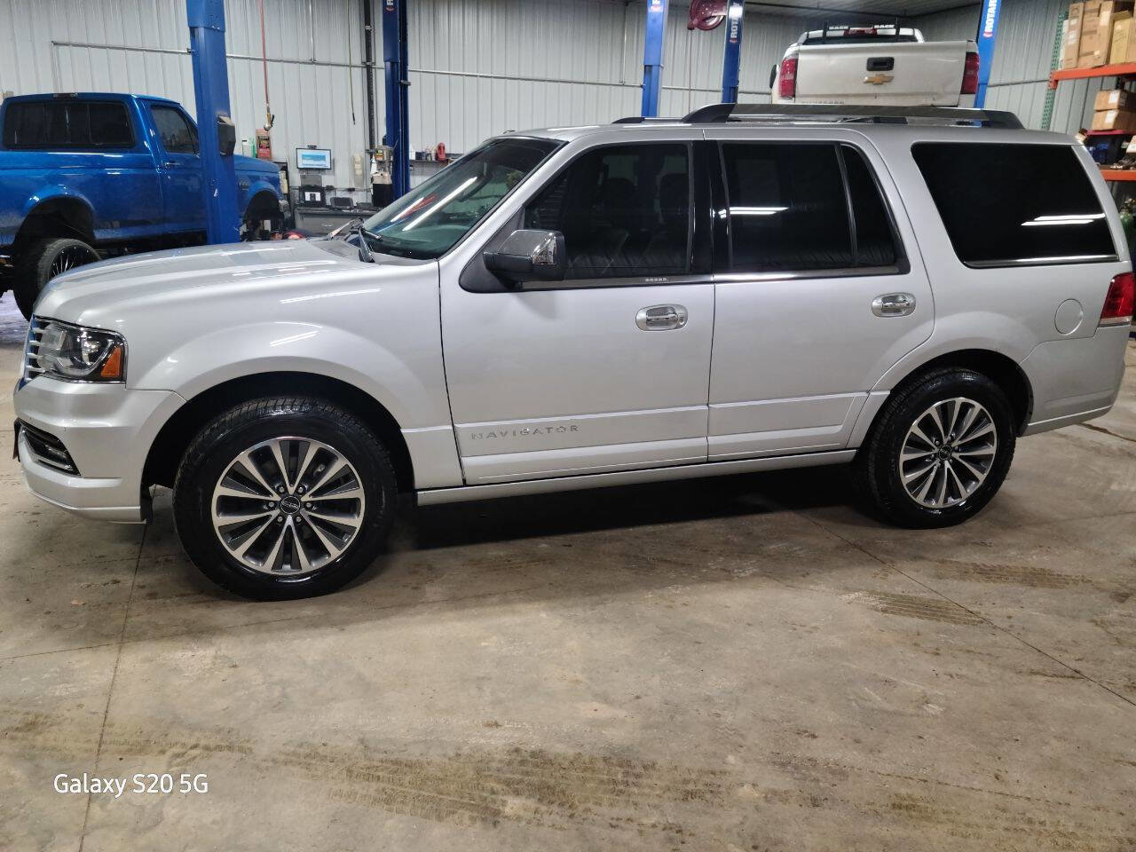Used 2017 Lincoln Navigator Select image 5