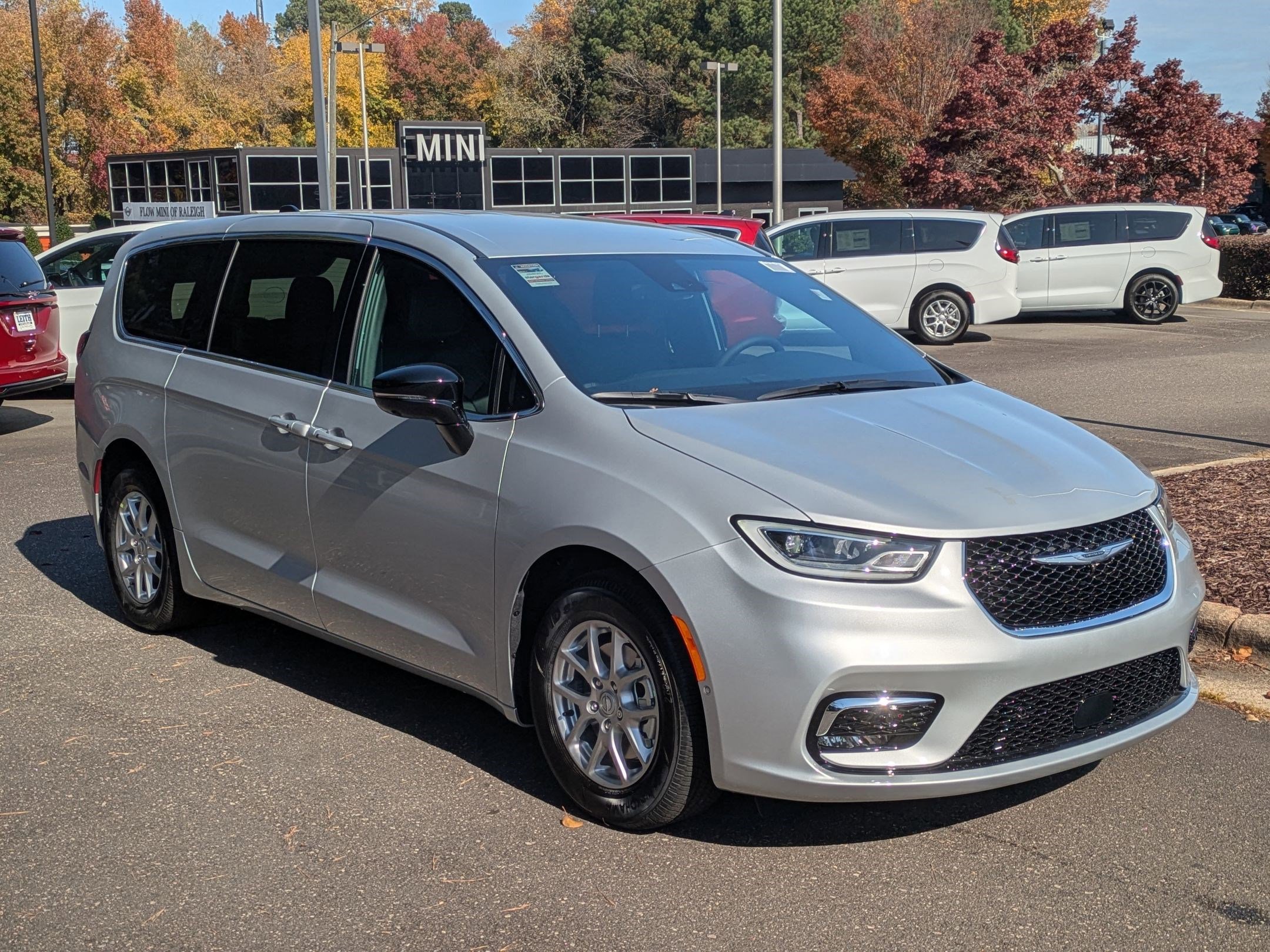 New 2026 Chrysler Pacifica Select image 3
