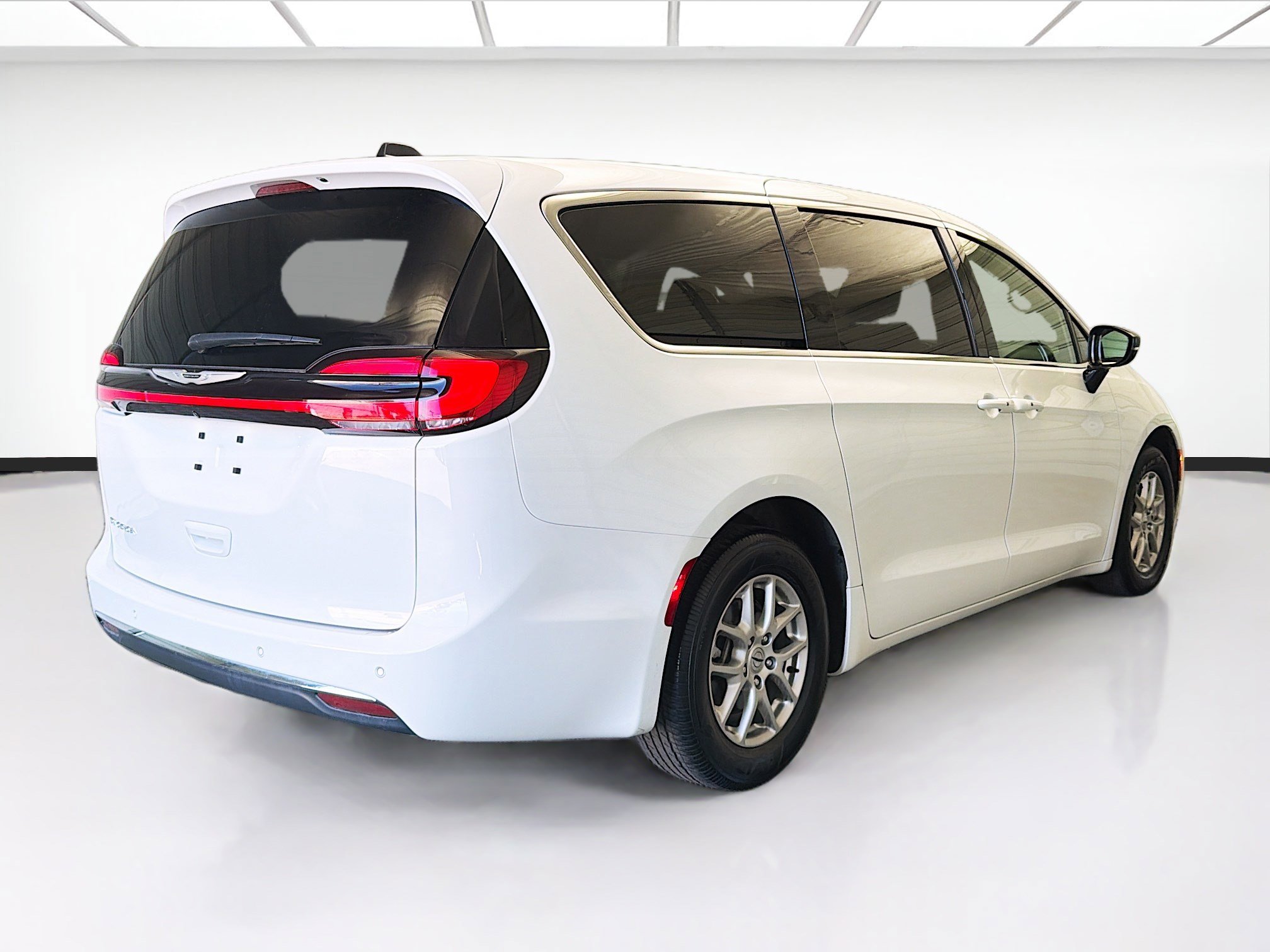 Used 2025 Chrysler Pacifica Select FWD image 4