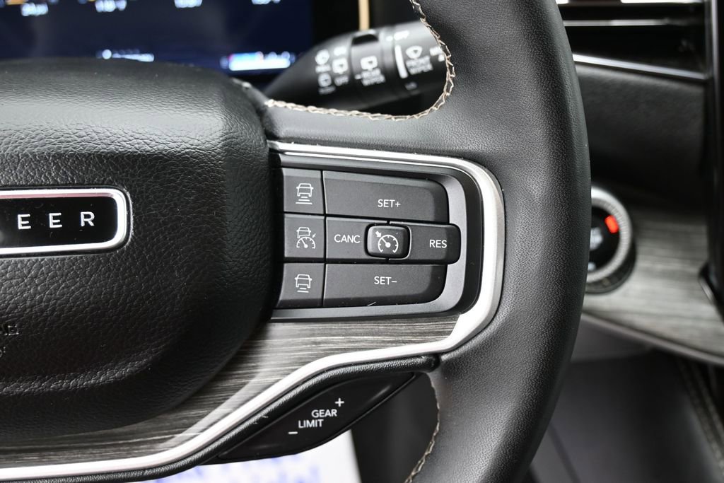 Used 2024 Jeep Wagoneer L Series II RWD image 18