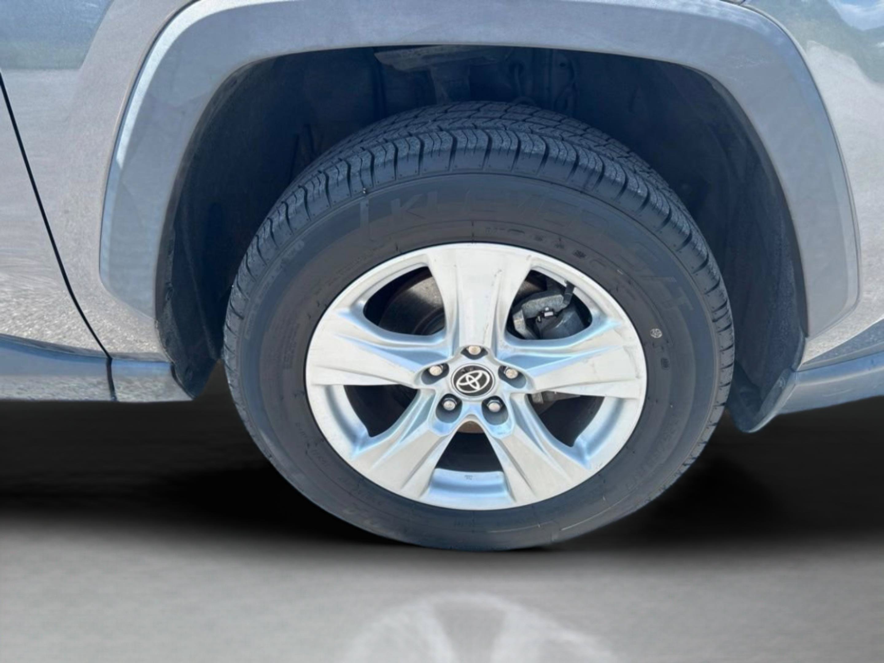 Used 2021 Toyota RAV4 XLE w/ Convenience Package FWD image 41