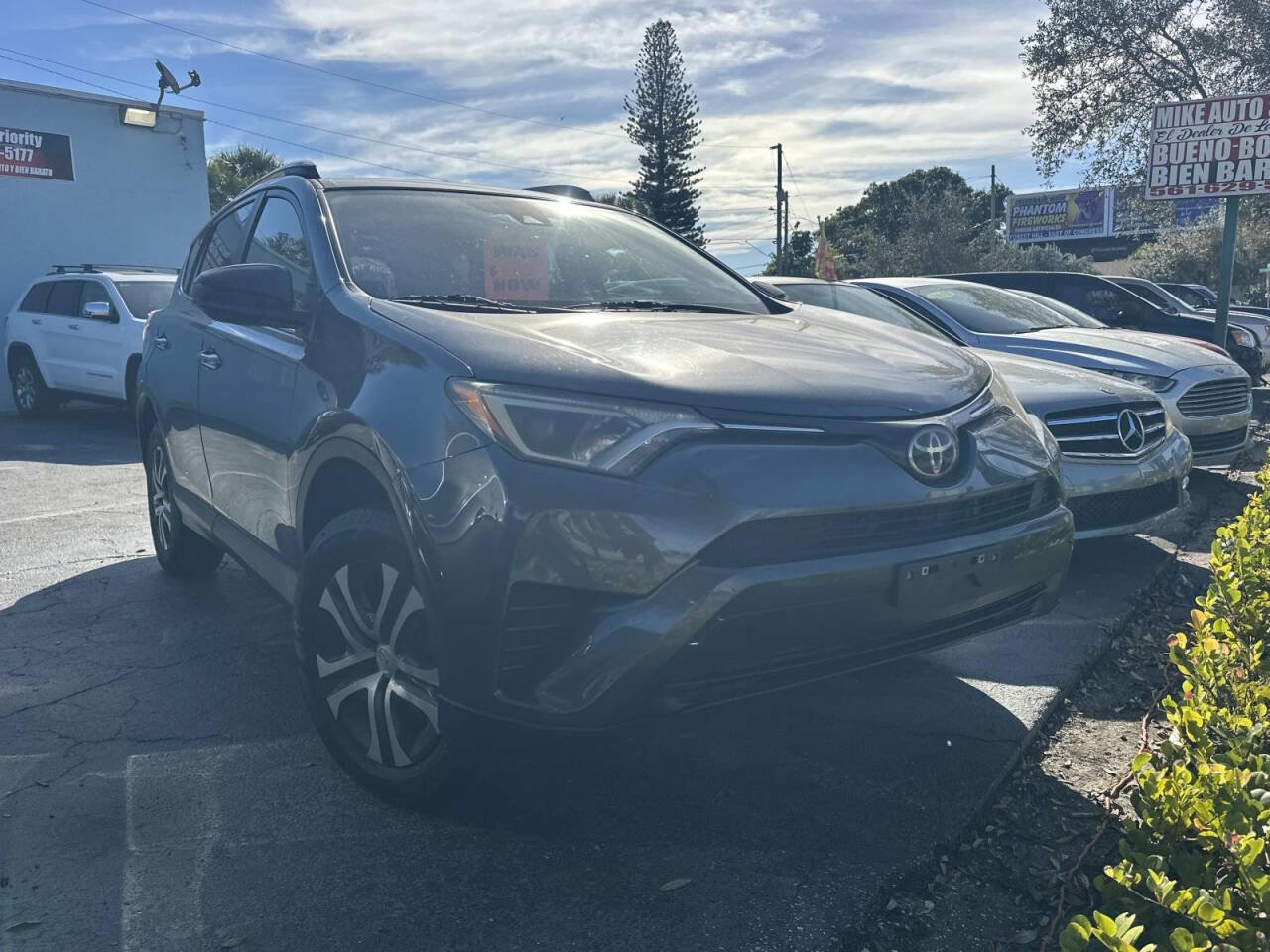 Used 2018 Toyota RAV4 LE image 1