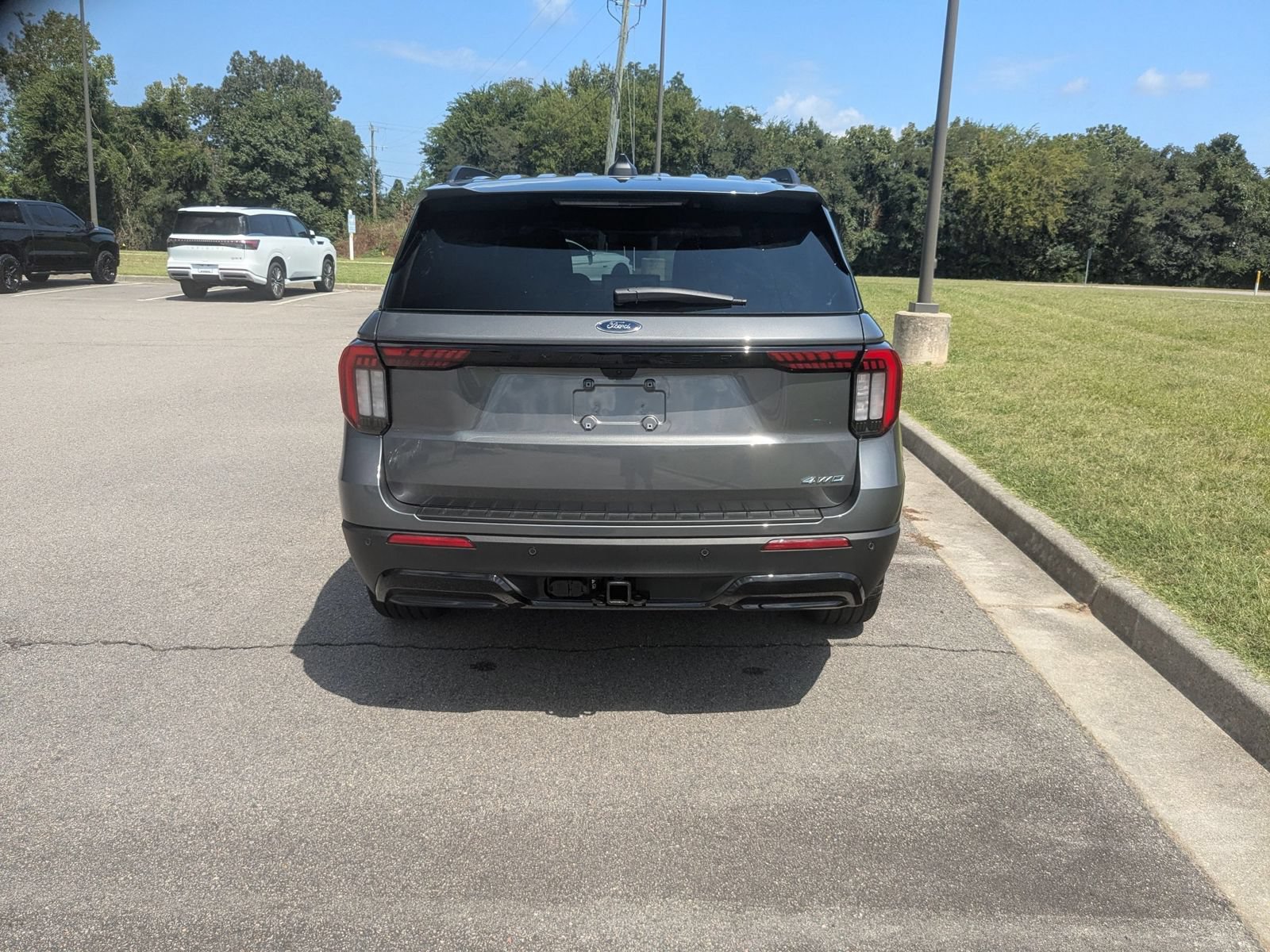 New 2026 Ford Explorer ST-Line w/ ST-Line Street Pack AWD/4WD image 4