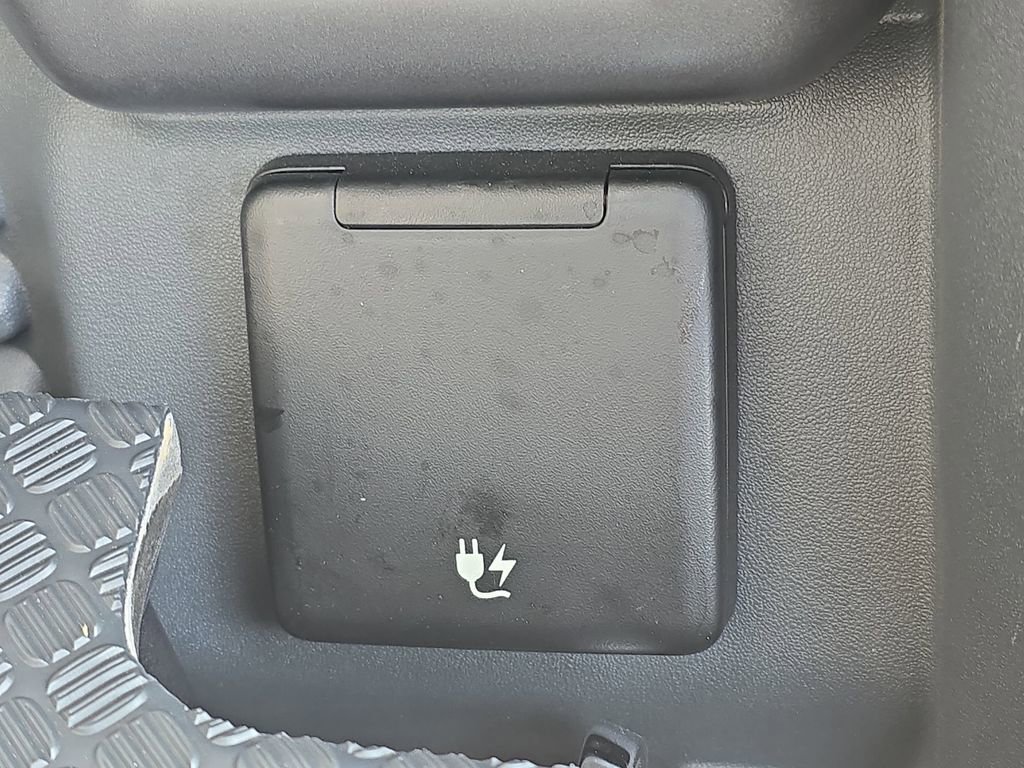 Used 2025 Land Rover Defender 90 X-Dynamic SE image 13