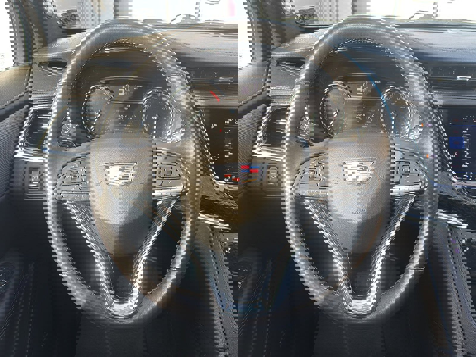 Used 2023 Cadillac XT6 Premium Luxury image 2