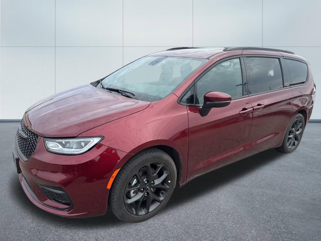 Used 2023 Chrysler Pacifica Touring-L w/ Uconnect Theater Family Group FWD image 3