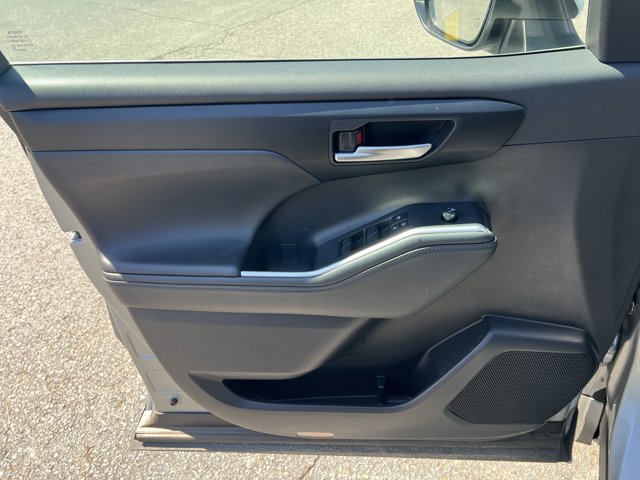 Certified 2025 Toyota Highlander XLE image 11