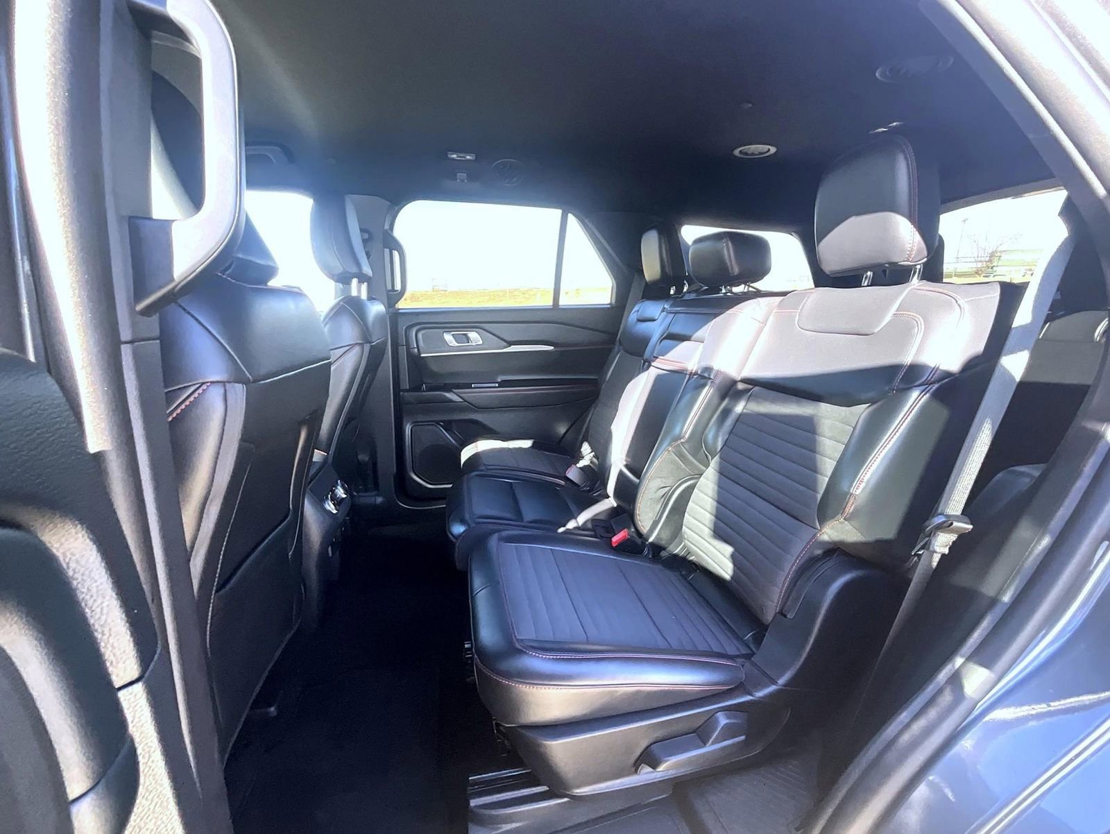 Used 2025 Ford Explorer ST-Line w/ ST-Line Street Pack image 23