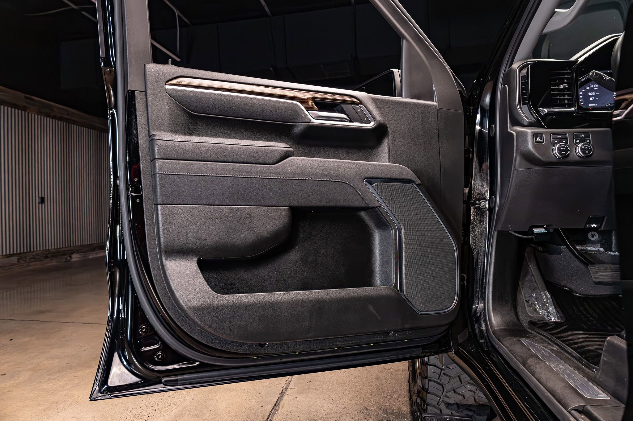 Used 2025 GMC Sierra 1500 Elevation image 27