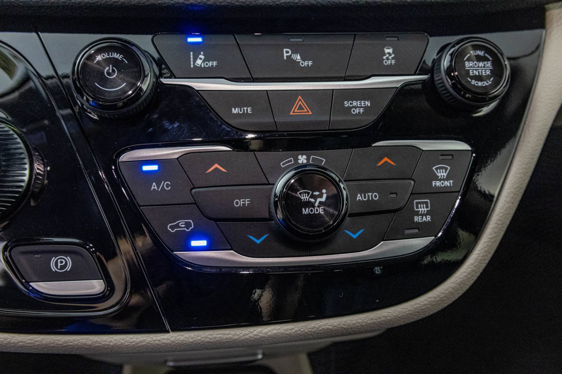 Used 2024 Chrysler Pacifica Limited FWD image 27