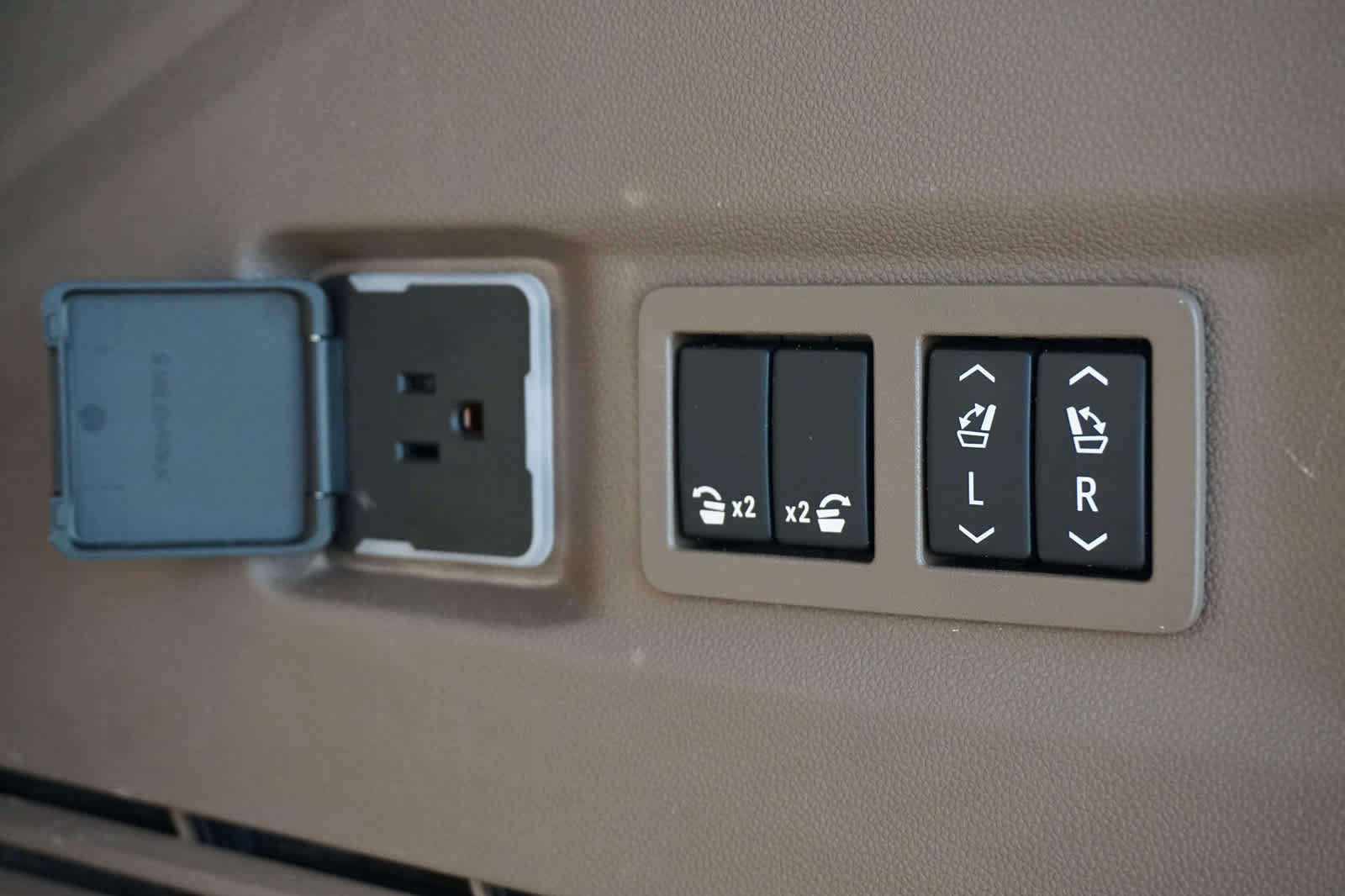 Used 2024 GMC Yukon Denali w/ LPO, Floor Liner Package AWD/4WD image 45