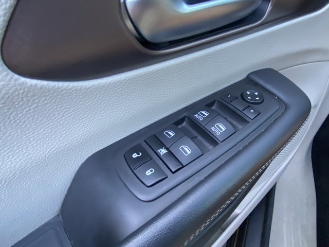 Used 2023 Chrysler Voyager LX image 16