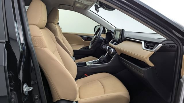 Used 2020 Toyota RAV4 LE image 16