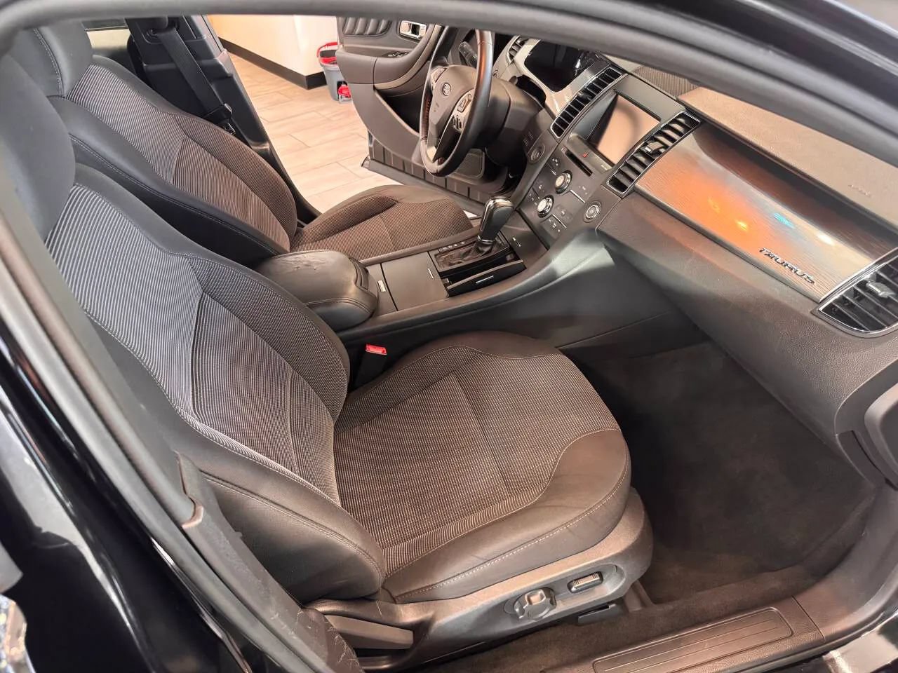 Used 2014 Ford Taurus SEL w/ Equipment Group 201A FWD image 19