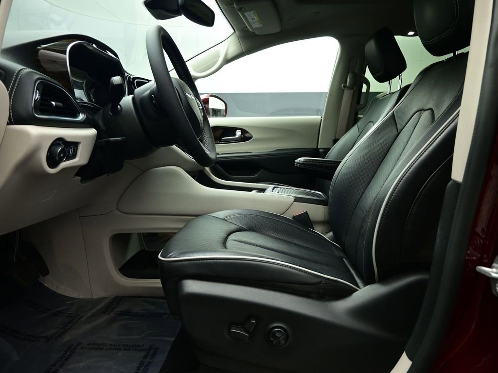 Used 2022 Chrysler Pacifica Limited image 16