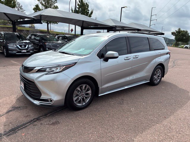 Used 2021 Toyota Sienna XLE FWD image 3