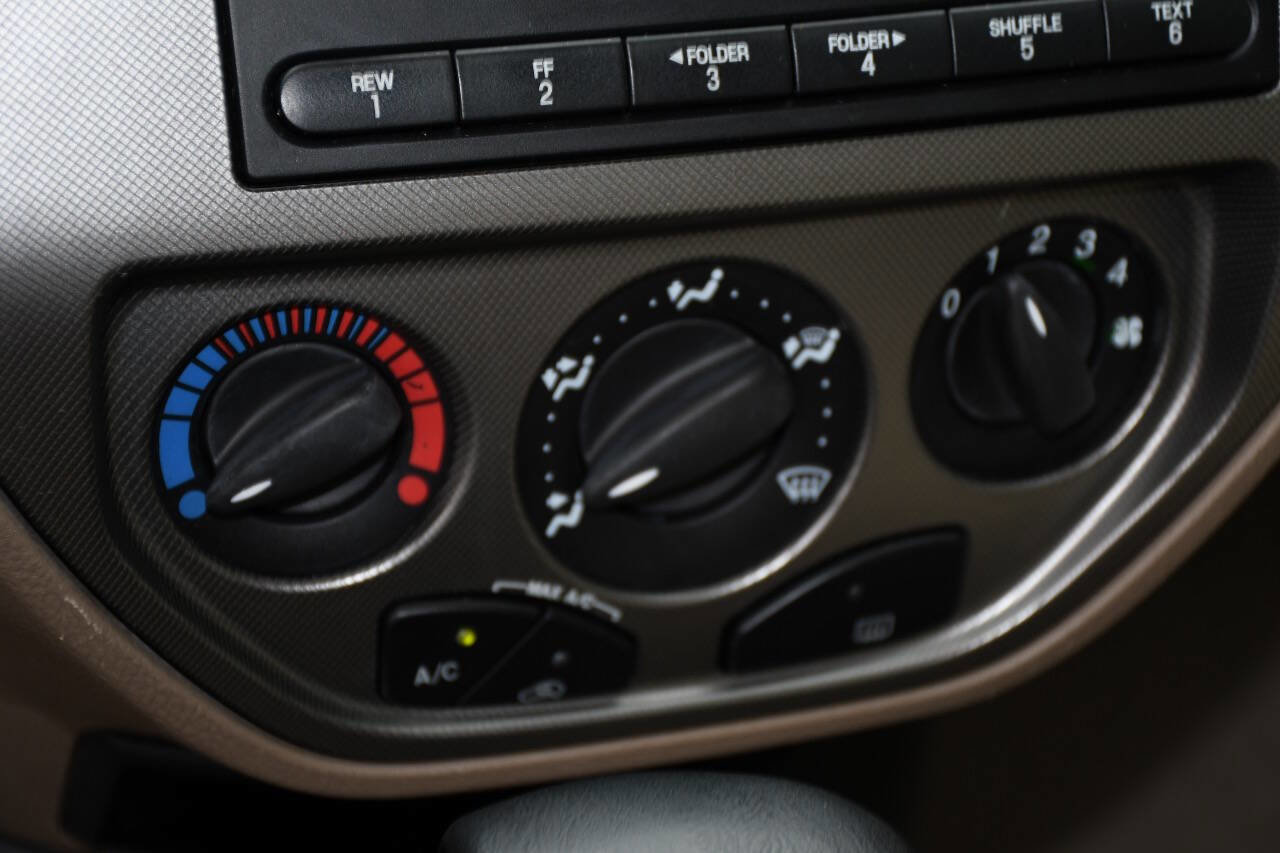 Used 2005 Ford Focus SES image 30