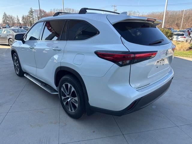 Used 2021 Toyota Highlander XLE AWD/4WD image 5
